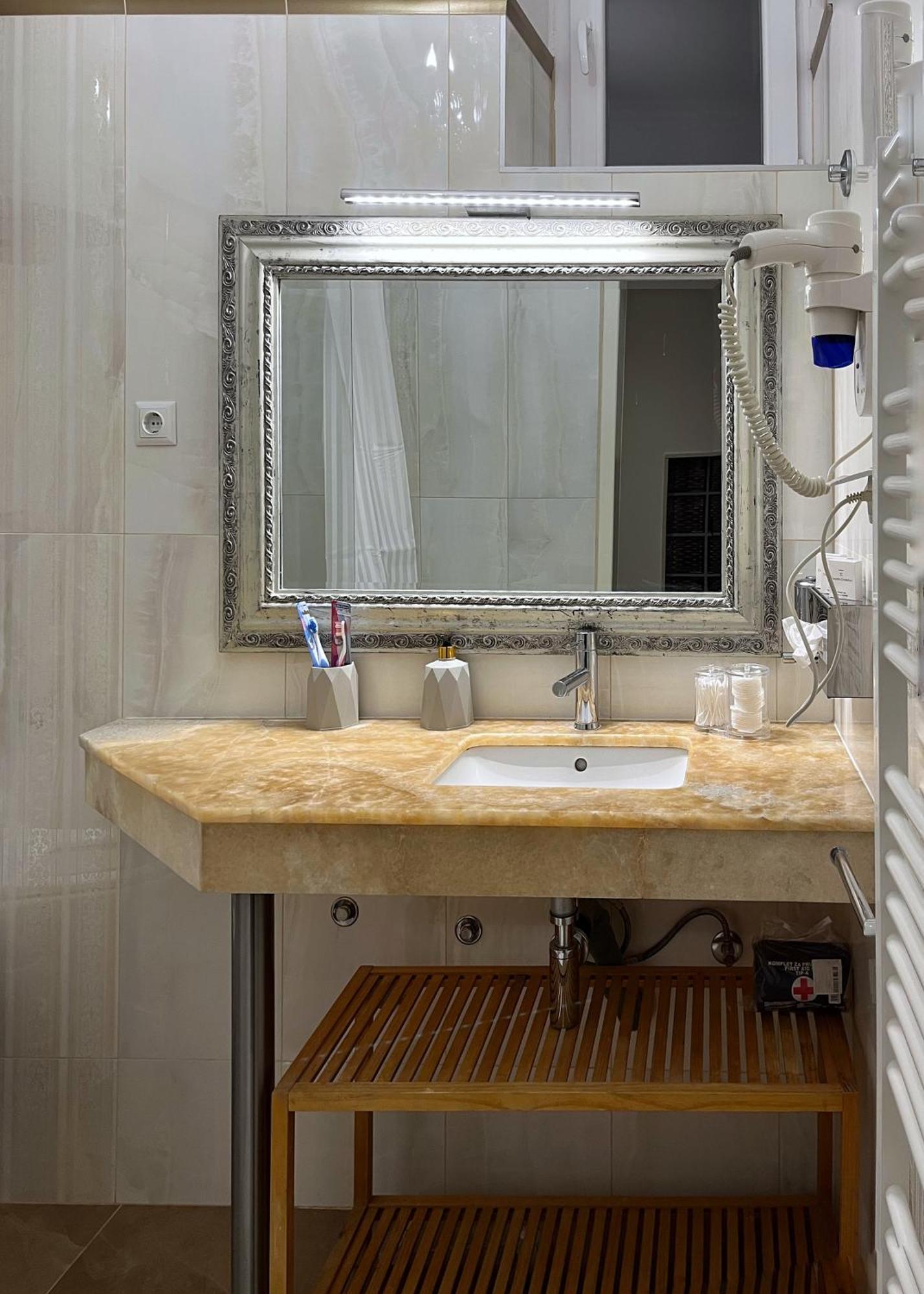 Main Street Retreat Apartment With Free Parking Szarajevó Kültér fotó